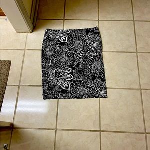 Dorothy Perkins Black And White Color Knee Length Skirt. Size 14